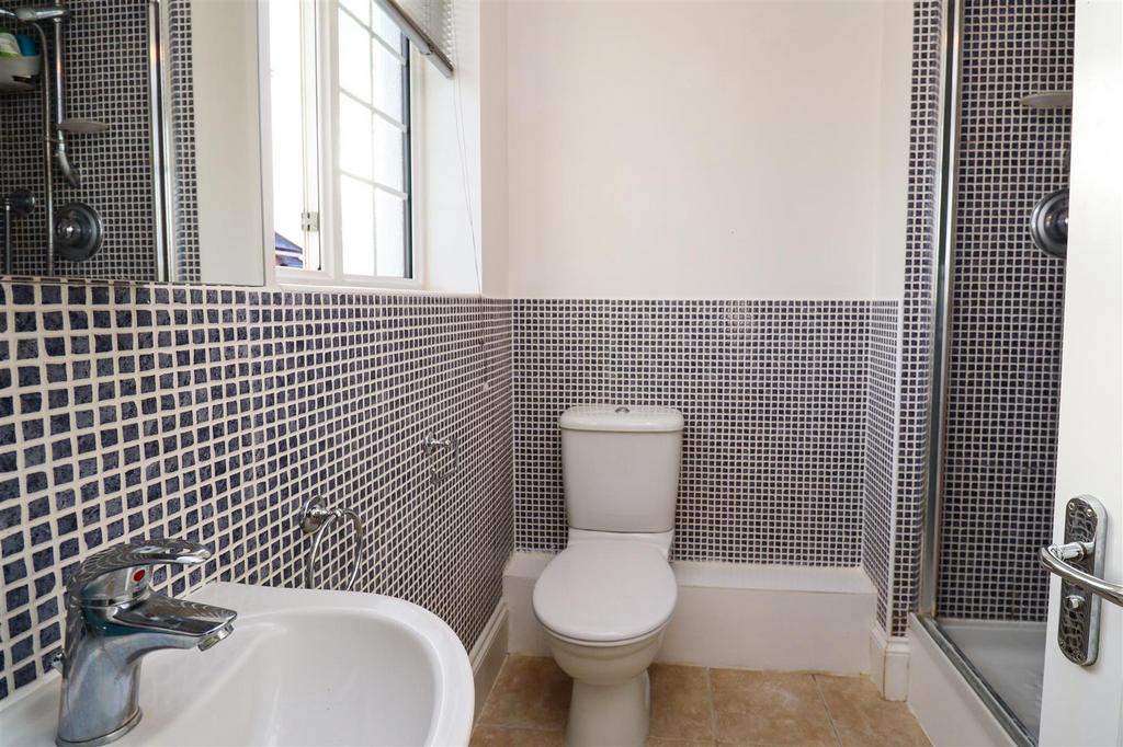En-Suite (Bedroom 1)