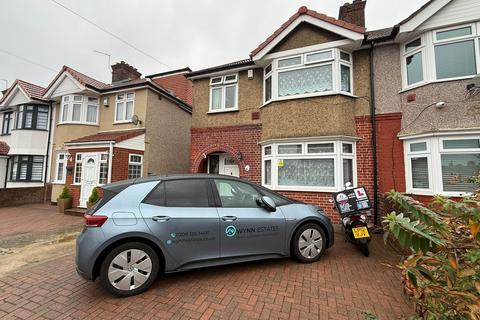 4 bedroom semi-detached house to rent, Cambridge Close, Hounslow TW4