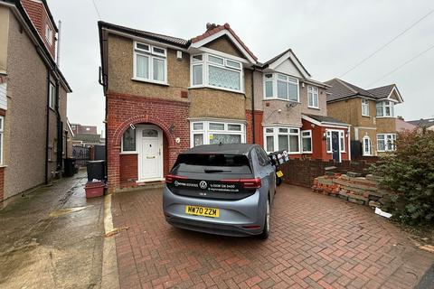 4 bedroom semi-detached house to rent, Cambridge Close, Hounslow TW4