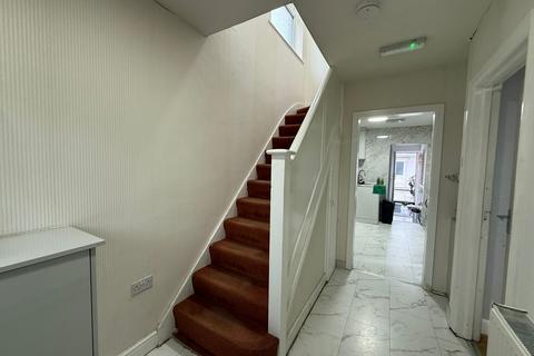 4 bedroom semi-detached house to rent, Cambridge Close, Hounslow TW4