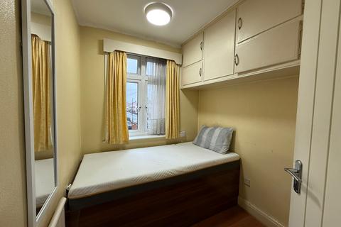 4 bedroom semi-detached house to rent, Cambridge Close, Hounslow TW4