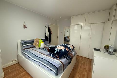 4 bedroom semi-detached house to rent, Cambridge Close, Hounslow TW4