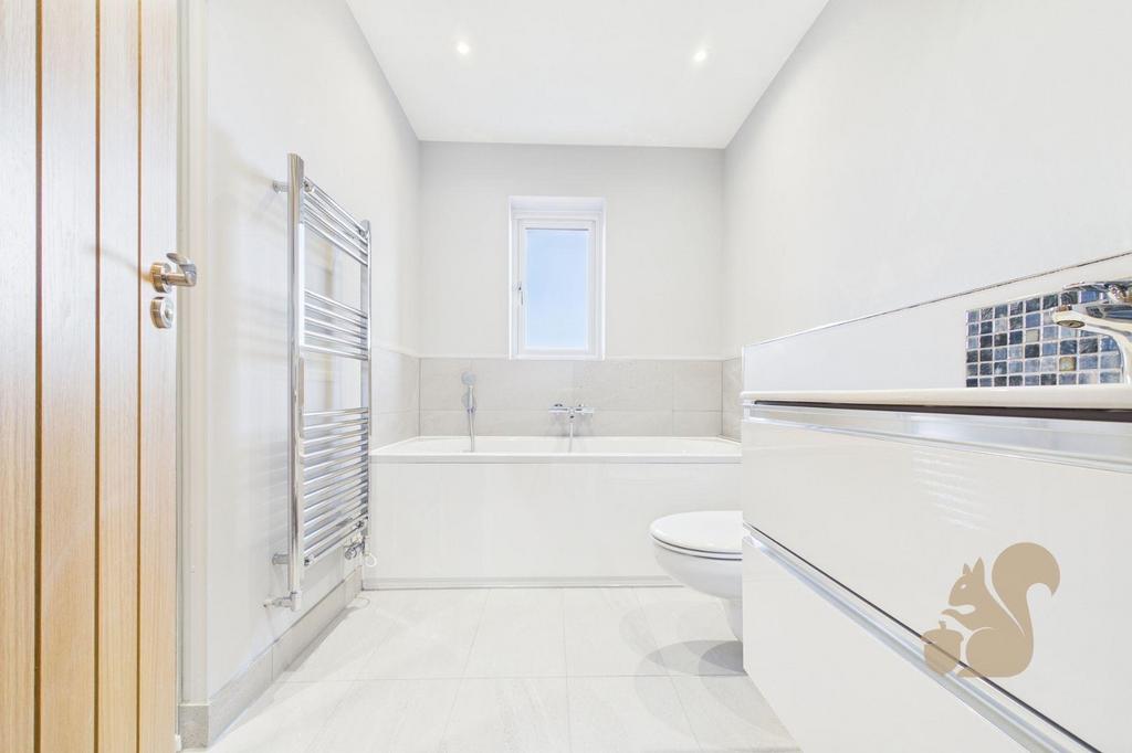 9 Field Mews - Bathroom.jpg