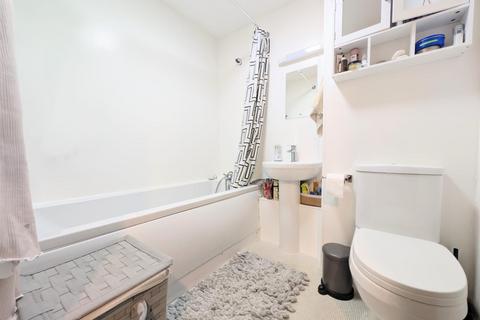 1 bedroom flat for sale, The Drive, Langley