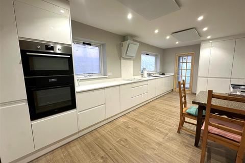 4 bedroom semi-detached house for sale, Canterbury Road, Watford WD17