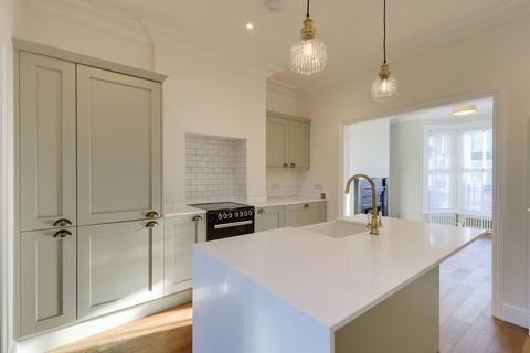 2 bedroom terraced house to rent, Killearn Road, London, SE6