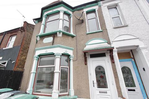 3 bedroom house to rent, Dowsett Road, London N17