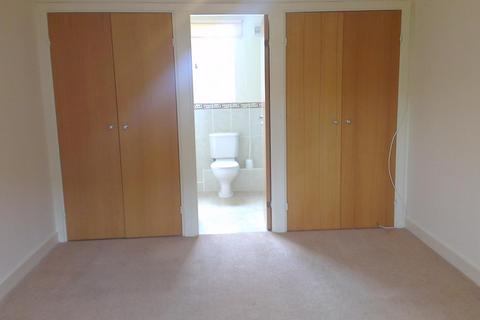 4 bedroom semi-detached house to rent, Foxley Place, Loughton