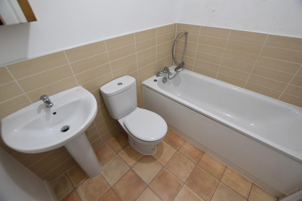 20 Churston bathoom