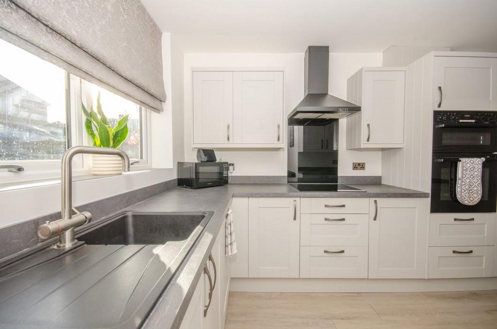 Kitchen pic 2.jpg