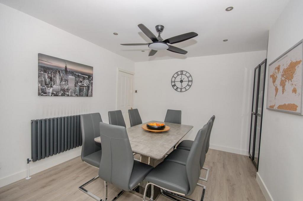 Dining room pic 2.jpg