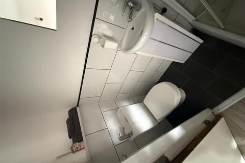 Studio to rent, Cross Flatts Crescent, Leeds LS11