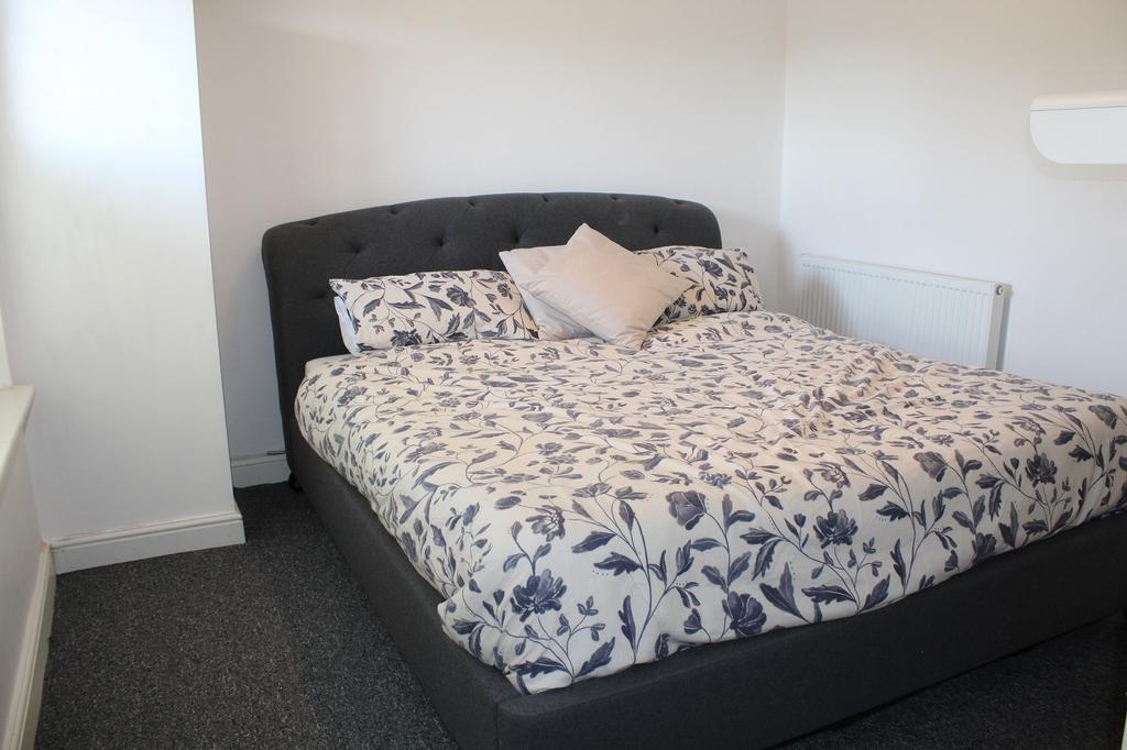 Bedroom 1 Picture 2
