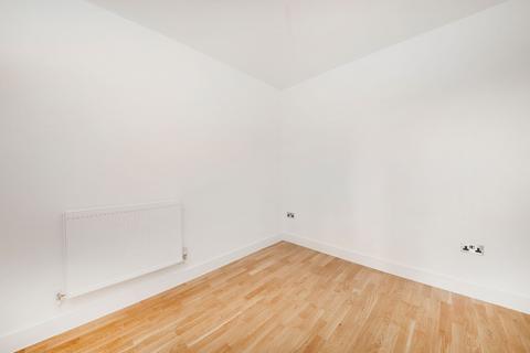 1 bedroom flat to rent, Giffin Street, Market House, SE8