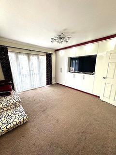 2 bedroom flat for sale, Larch Crescent, Hayes, UB4 9EA