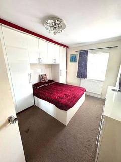 2 bedroom flat for sale, Larch Crescent, Hayes, UB4 9EA