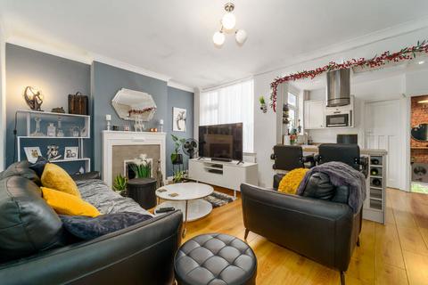 2 bedroom maisonette for sale, Penton Avenue, Staines-upon-Thames, Surrey, TW18 2NA