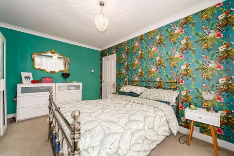 2 bedroom maisonette for sale, Penton Avenue, Staines-upon-Thames, Surrey, TW18 2NA
