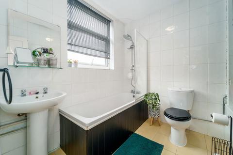 2 bedroom maisonette for sale, Penton Avenue, Staines-upon-Thames, Surrey, TW18 2NA