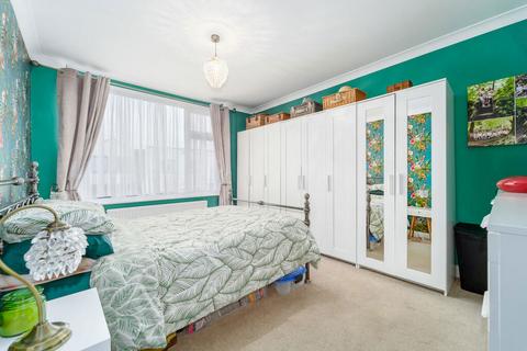 2 bedroom maisonette for sale, Penton Avenue, Staines-upon-Thames, Surrey, TW18 2NA