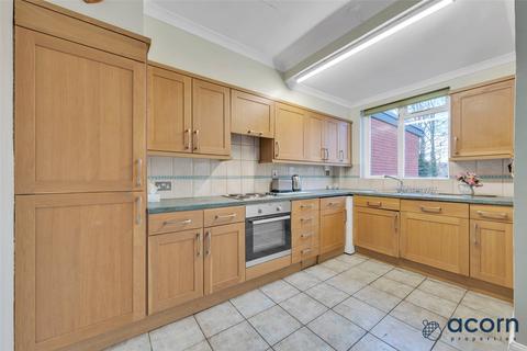 4 bedroom terraced house for sale, Colin Gardens, London NW9