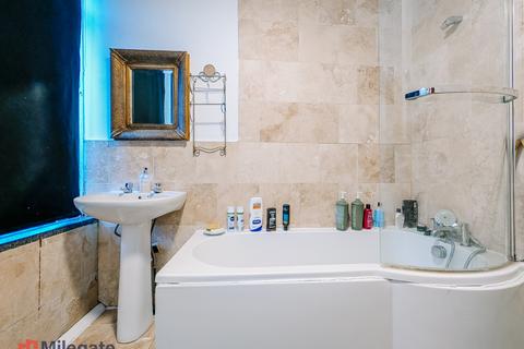 1 bedroom in a flat share to rent, Gray's Inn Road, London WC1X