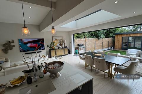 2 bedroom flat to rent, Oakwood Road, London, SW20