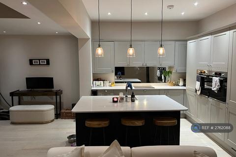 2 bedroom flat to rent, Oakwood Road, London, SW20