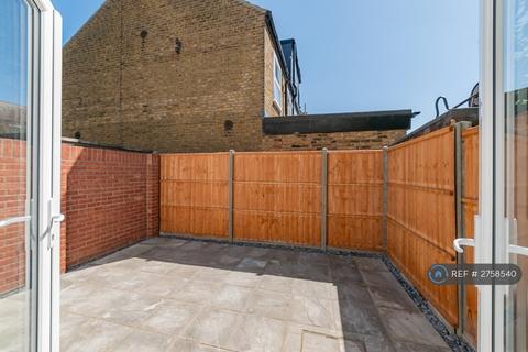 1 bedroom in a house share to rent, Abbey Road, London, SW19