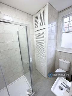1 bedroom in a house share to rent, Cranes Park Avenue, Surbiton, KT5