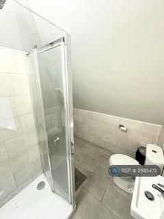 1 bedroom in a house share to rent, Cranes Park Avenue, Surbiton, KT5