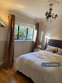 1 bedroom in a flat share to rent, Mayford Close, London, SW12