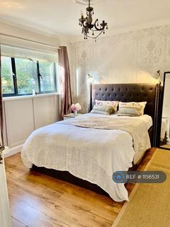1 bedroom in a flat share to rent, Mayford Close, London, SW12