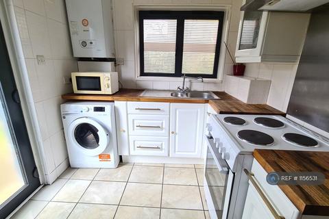 1 bedroom in a flat share to rent, Mayford Close, London, SW12