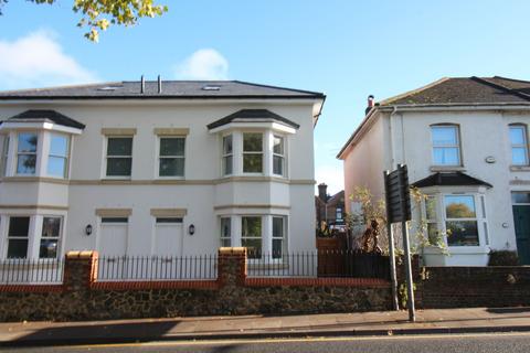 4 bedroom semi-detached house to rent, Priory Road, Maidstone ME15