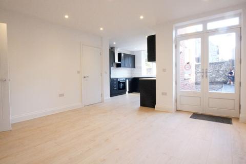 4 bedroom semi-detached house to rent, Priory Road, Maidstone ME15