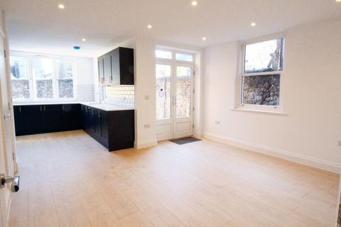 4 bedroom semi-detached house to rent, Priory Road, Maidstone ME15