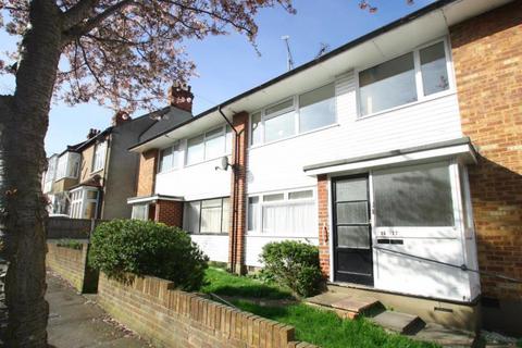 2 bedroom flat to rent, Torquay Drive, Leigh On Sea, Essex