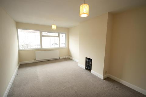 2 bedroom flat to rent, Torquay Drive, Leigh On Sea, Essex