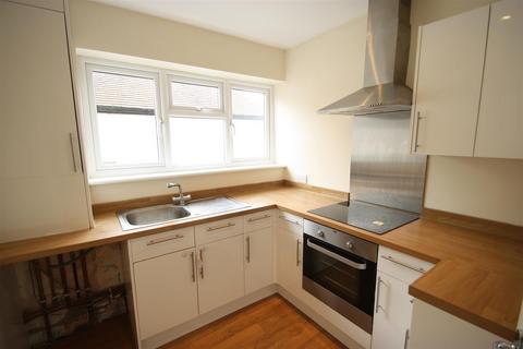 2 bedroom flat to rent, Torquay Drive, Leigh On Sea, Essex