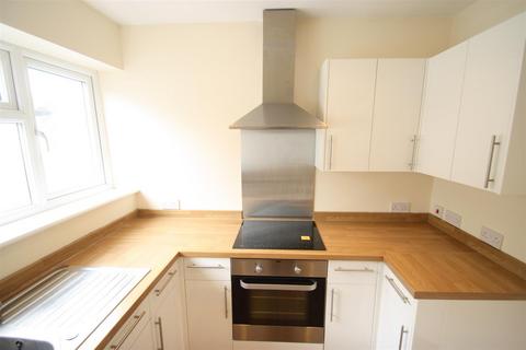 2 bedroom flat to rent, Torquay Drive, Leigh On Sea, Essex