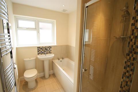 2 bedroom flat to rent, Torquay Drive, Leigh On Sea, Essex