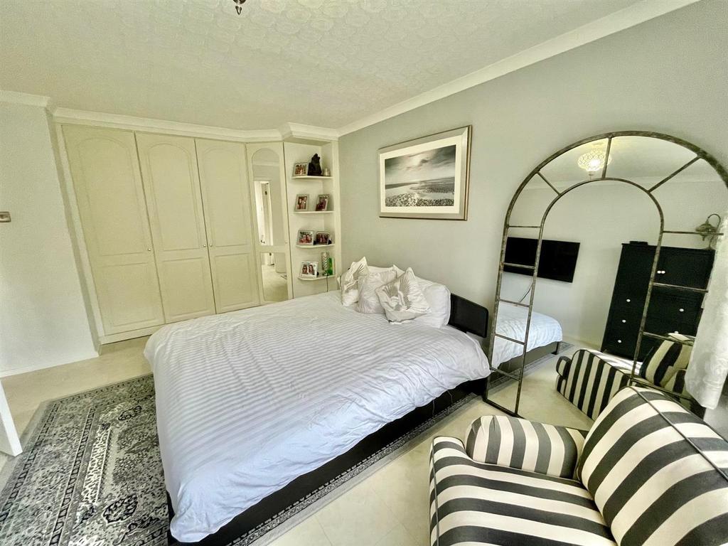29 Sandringham Bed 1 v2.jpg