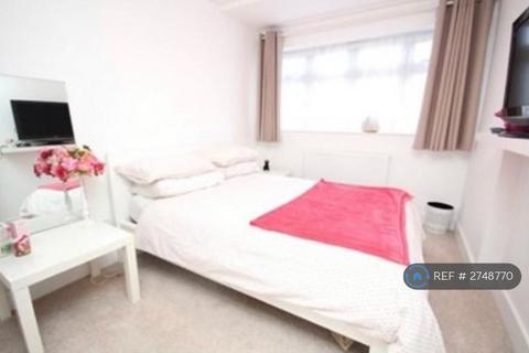 1 bedroom in a house share to rent, Charlotte Gardens, Romford, RM5