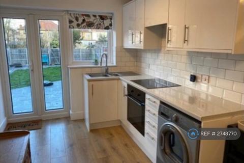 1 bedroom in a house share to rent, Charlotte Gardens, Romford, RM5