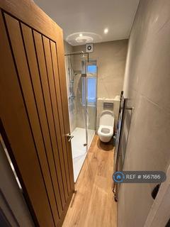 2 bedroom maisonette to rent, Warwick Road, Thames Ditton, KT7