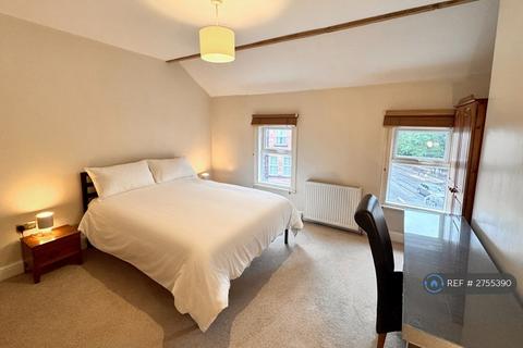2 bedroom penthouse to rent, Hyde Park Road, Leeds, LS6