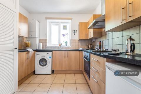 4 bedroom flat to rent, St. John's Drive, London, SW18