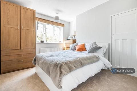4 bedroom flat to rent, St. John's Drive, London, SW18