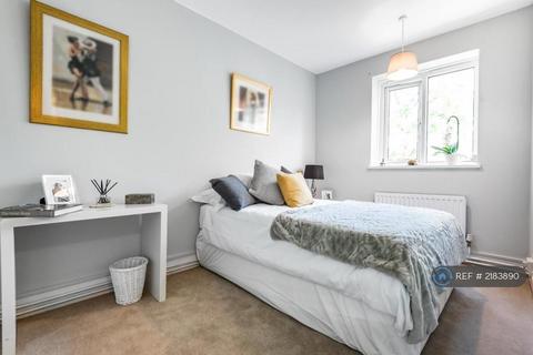 4 bedroom flat to rent, St. John's Drive, London, SW18